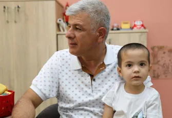 3 yaşındaki Batuhan’a biyonik kulak ameliyatı