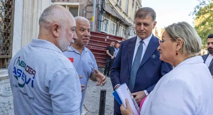 Başkanı Tugay, Basmane ve Kemeraltı’ndaki tarihi yapıları inceledi