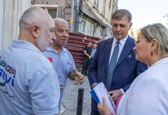 Başkanı Tugay, Basmane ve Kemeraltı’ndaki tarihi yapıları inceledi