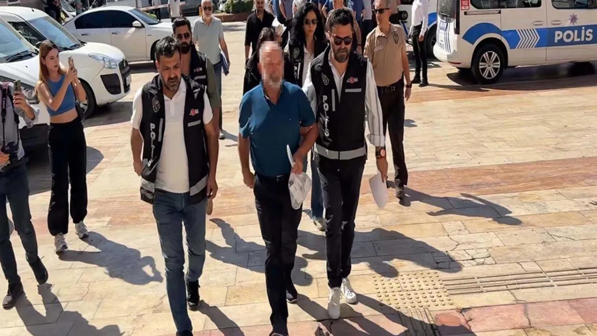 Bıçak parası aldığı iddia edilen profesör ile sekreteri gözaltında haberinin görseli
