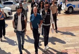 Bıçak parası aldığı iddia edilen profesör ile sekreteri gözaltında