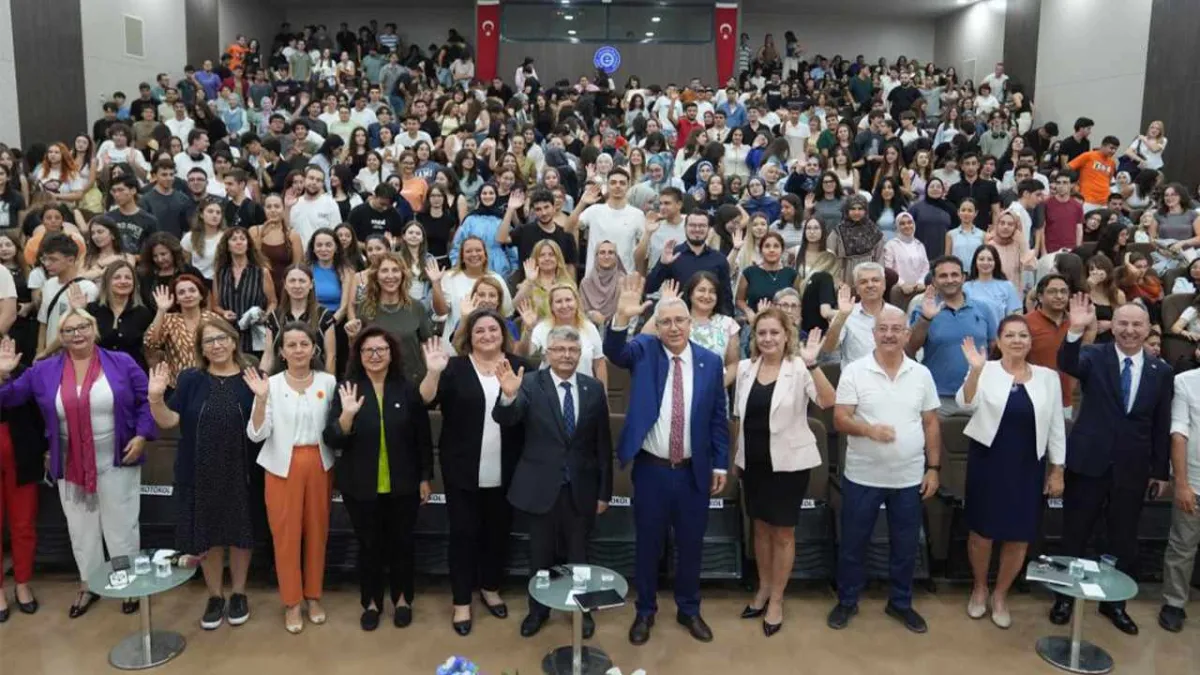 Ege Üniversitesinde yeni eğitim yılı oryantasyonla başladı haberinin görseli