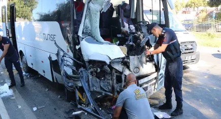 İki midibüs çarpıştı:Çok sayıda yaralı var!