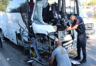 İki midibüs çarpıştı:Çok sayıda yaralı var!