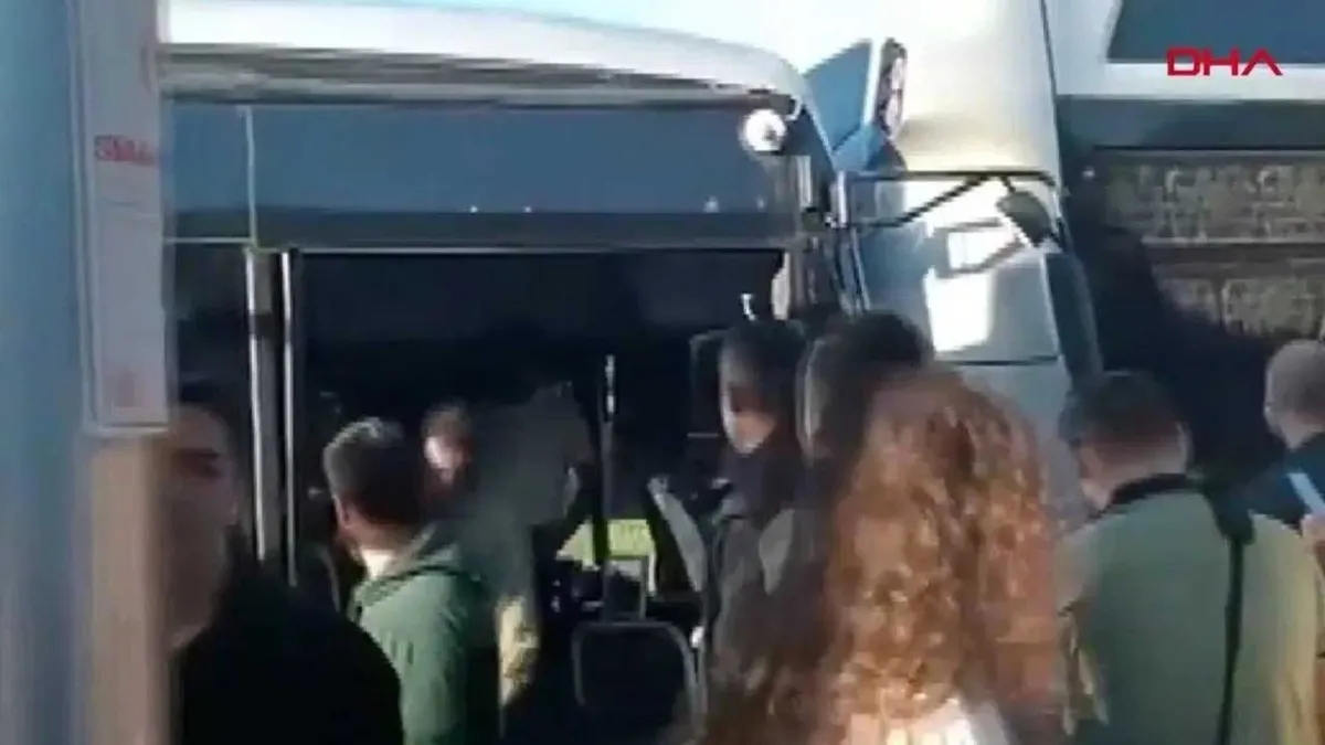 Kadıköy&#039;de 2 metrobüs çarpıştı! haberinin görseli