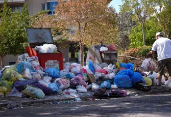 Karşıyaka’da çöp krizi tepki çekiyor
