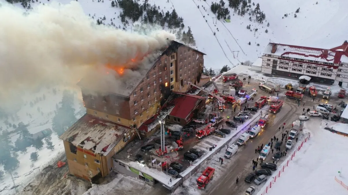 Kartalkaya’daki otel yangını davasında çarpıcı gelişme: 1 tutuklama, ailelerden alkışlı tepki haberinin görseli