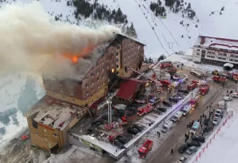 Kartalkaya’daki otel yangını davasında çarpıcı gelişme: 1 tutuklama, ailelerden alkışlı tepki