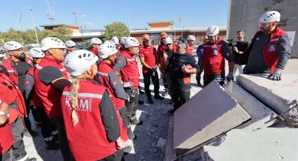 Konak Belediyesi Arama Kurtarma Timi sahaya indi