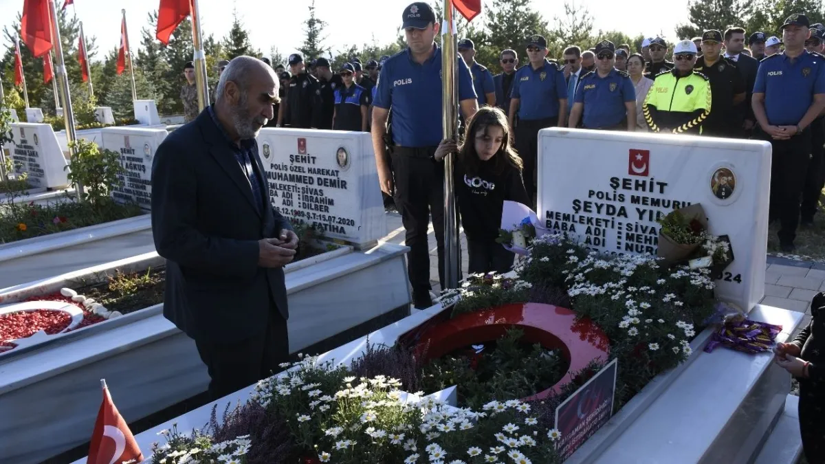 Şehit Polis Şeyda Yılmaz kabri başında anıldı: Gözyaşlarıyla hatırlanıyor haberinin görseli