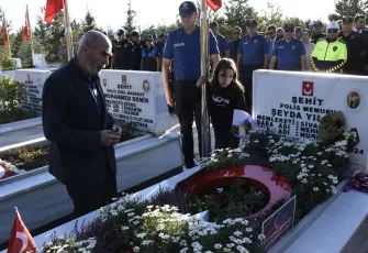 Şehit Polis Şeyda Yılmaz kabri başında anıldı: Gözyaşlarıyla hatırlanıyor