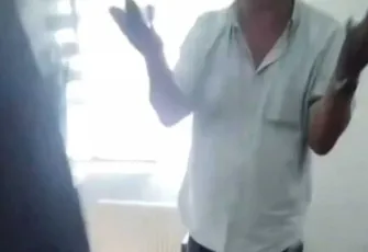 Amirinin üzerine sıcak su dökünce gözaltına alındı