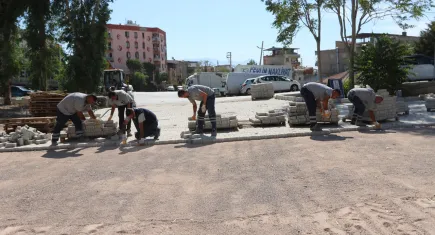 Bayraklı’da yol ve kaldırım yenileme çalışmaları hız kesmeden devam ediyor