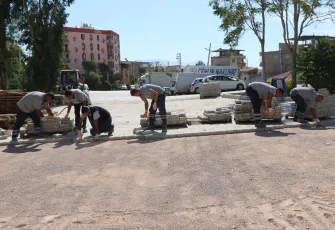Bayraklı’da yol ve kaldırım yenileme çalışmaları hız kesmeden devam ediyor