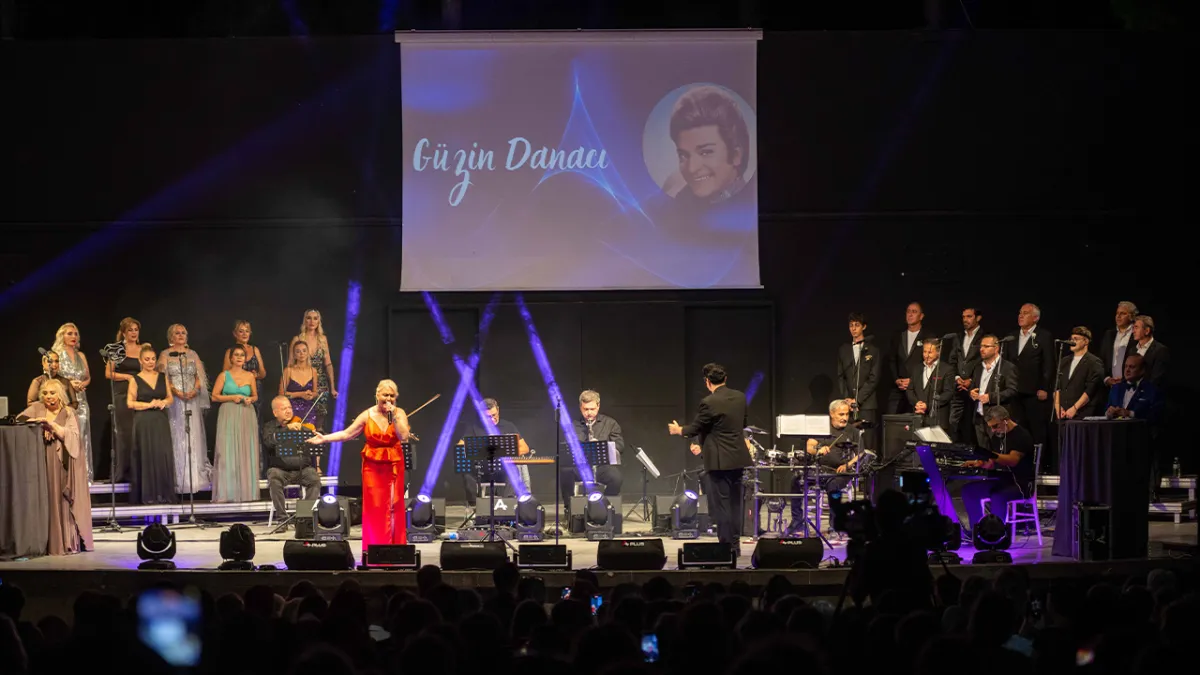 Bornova’da Zeki Müren şarkılarıyla masal tadında gece haberinin görseli