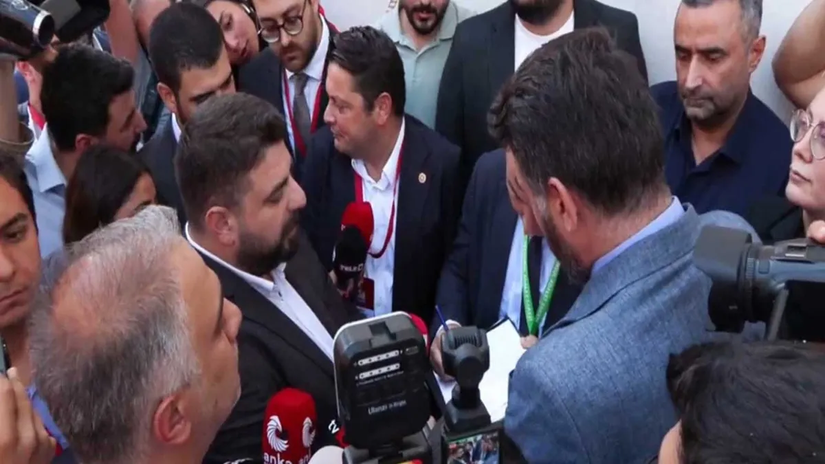 CHP İstanbul İl Kongresi devam ederken mahkemeden “durdurun” yazısı: Salon önünde gerginlik haberinin görseli