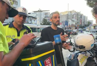 Efeler’de korsan taksici yolcuların kimliğini öğrenince şoke oldu!