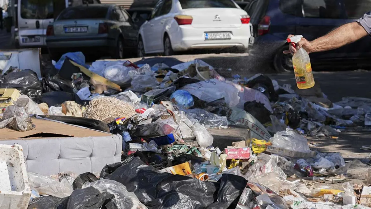 İzmir’de esnaf, toplanmayan çöplere karşı mazotla önlem aldı haberinin görseli