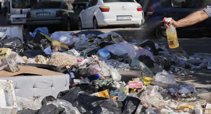 İzmir’de esnaf, toplanmayan çöplere karşı mazotla önlem aldı