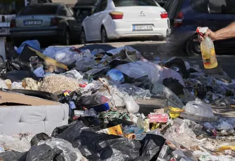 İzmir’de esnaf, toplanmayan çöplere karşı mazotla önlem aldı