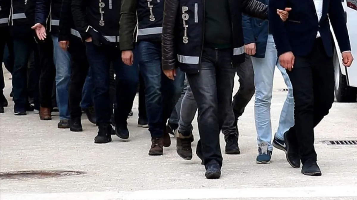 İzmir’de FETÖ operasyonu: 10 gözaltından 5’i adli kontrolle serbest haberinin görseli