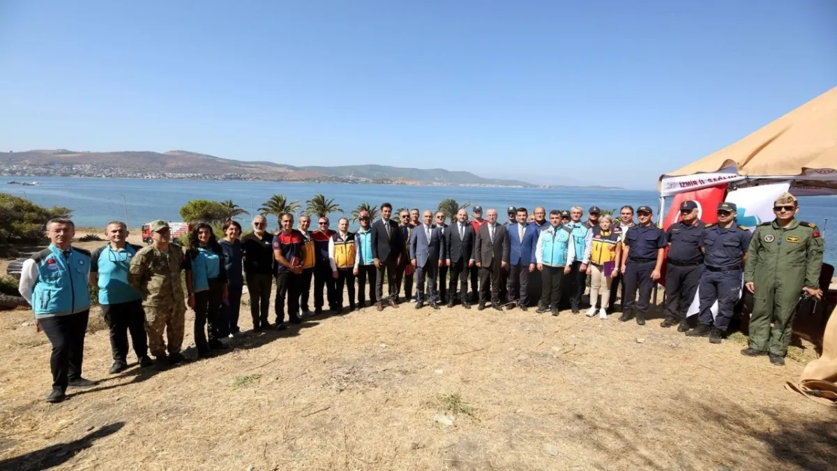 İzmir’de gerçeğini aratmayan deprem tatbikatı: UMKE ekipleri yaralıları kurtardı haberinin görseli