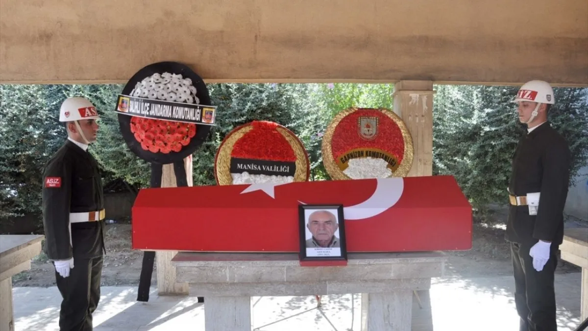 Kıbrıs Gazisi Aziz Kara, Manisa’da askeri törenle son yolculuğuna uğurlandı haberinin görseli