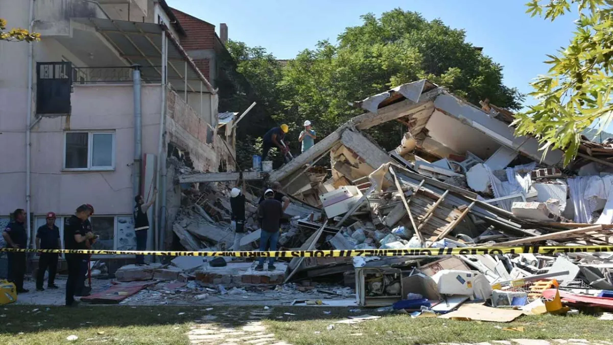 Öziçer: Artçıların sona ermesi için günlük deprem sayısı 10’un altına düşmeli haberinin görseli