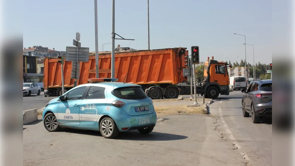 Harmandalı girişinde zabıta nöbeti: Çöp kamyonları geri çevriliyor haberinin görseli
