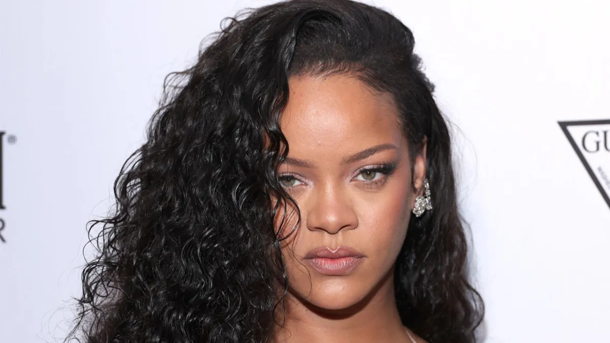 Rihanna üçüncü kez anne oldu: Kızının yüzünü ilk kez gösterdi haberinin görseli