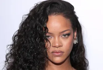 Rihanna üçüncü kez anne oldu: Kızının yüzünü ilk kez gösterdi