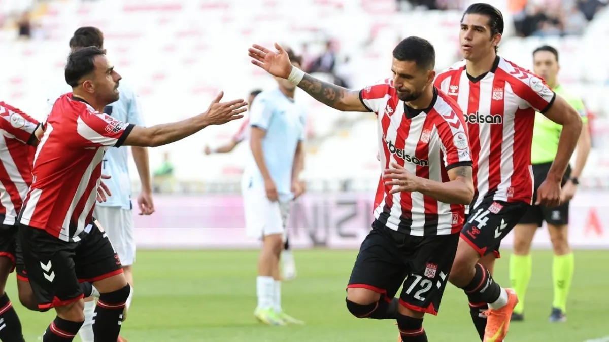 Sivasspor’dan Adana Demirspor’a gol fırtınası! 5-0’lık zafer taraftarı coşturdu haberinin görseli