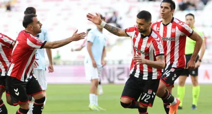 Sivasspor’dan Adana Demirspor’a gol fırtınası! 5-0’lık zafer taraftarı coşturdu