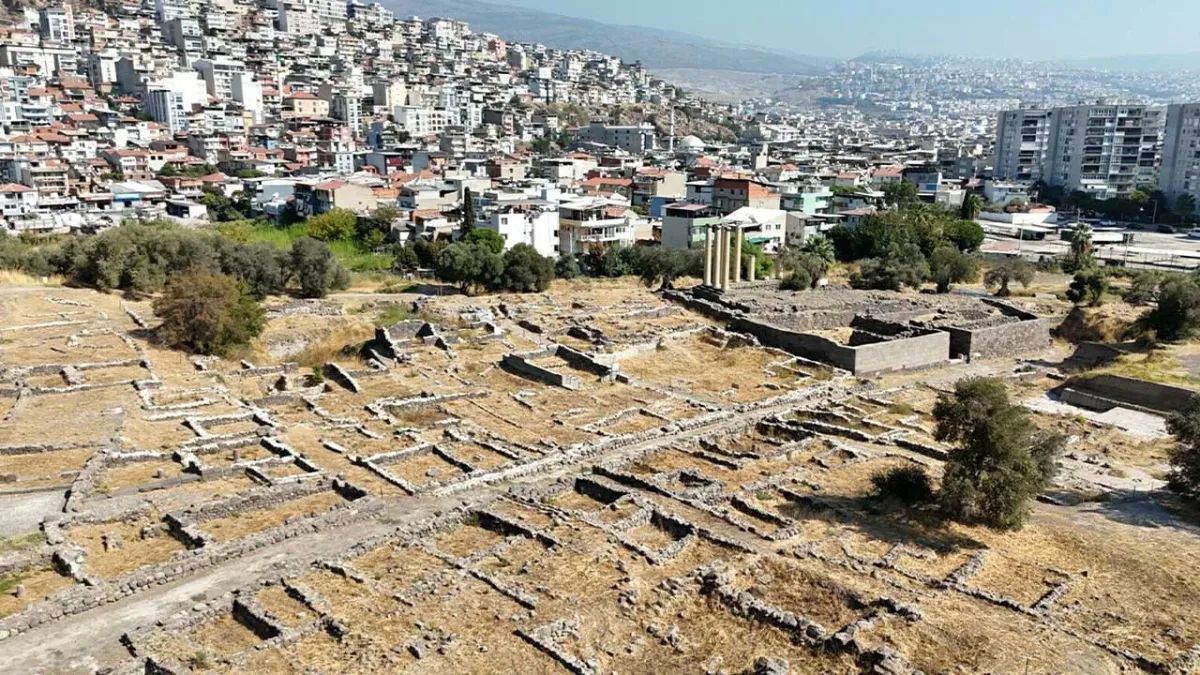Smyrna Höyüğü&#039;nde 5 bin yıllık seramikler gün yüzüne çıktı haberinin görseli