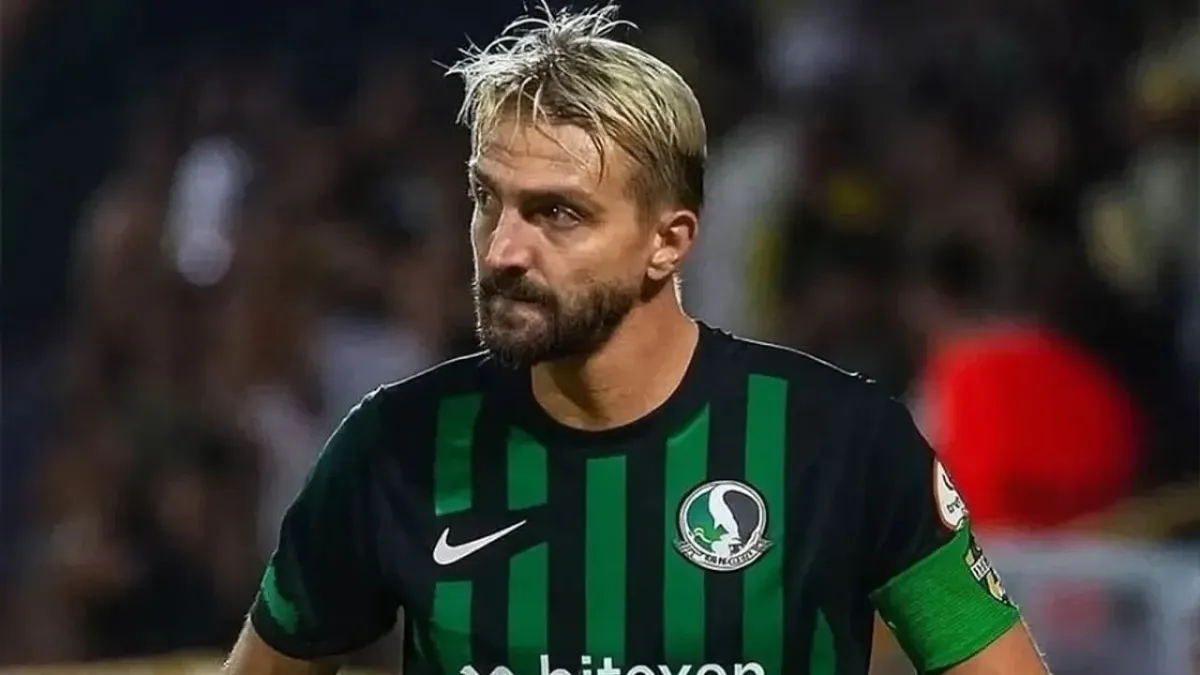 Tecrübeli futbolcu Caner Erkin, sahada arkadaşına tokat attı! haberinin görseli