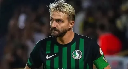 Tecrübeli futbolcu Caner Erkin, sahada arkadaşına tokat attı!