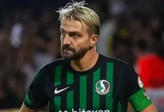 Tecrübeli futbolcu Caner Erkin, sahada arkadaşına tokat attı!