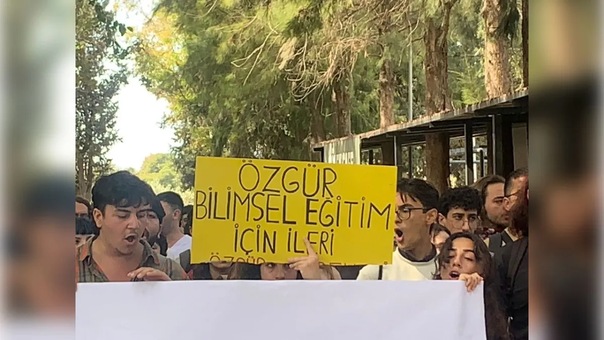 Ege Üniversitesi&#039;nde topluluk standı krizine eylemli yanıt haberinin görseli