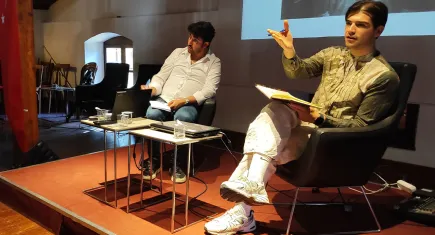 İsveç Milletvekili Daniel Vencu Velasquez Castro, Efes Selçuk’ta gençlerle buluştu