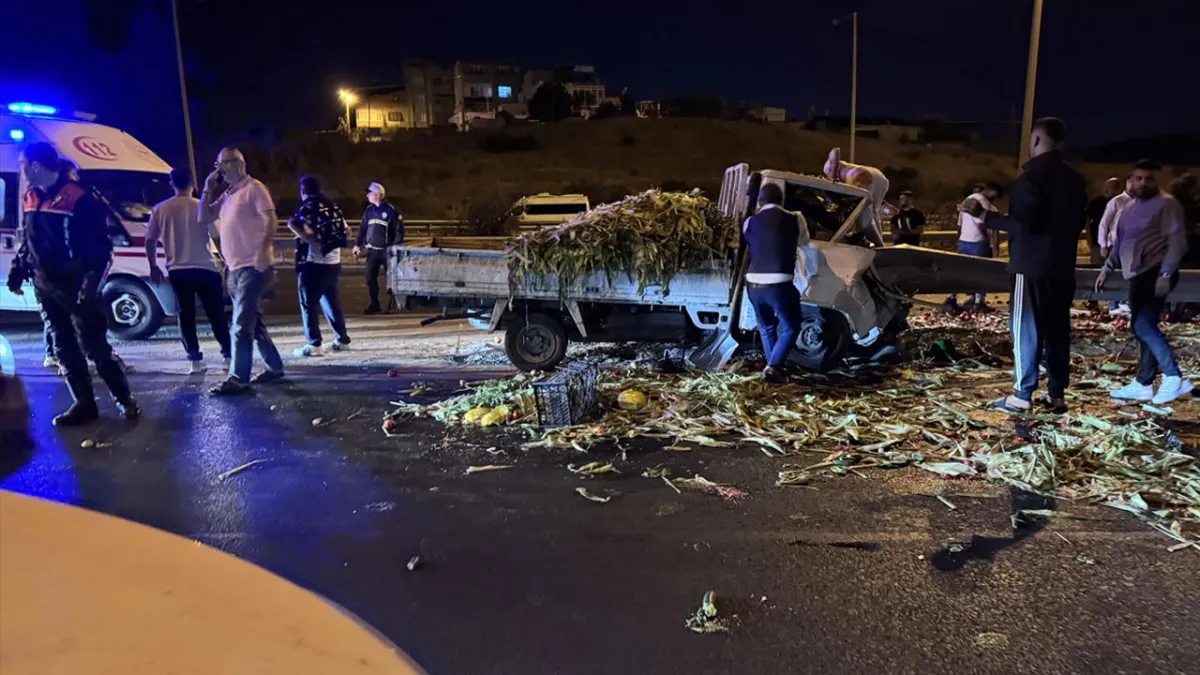 İzmir haber: Sebze yüklü kamyonet bariyerlere çarptı, 3 kişi araçta sıkıştı haberinin görseli