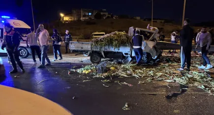 İzmir haber: Sebze yüklü kamyonet bariyerlere çarptı, 3 kişi araçta sıkıştı