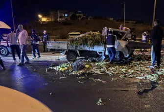 İzmir haber: Sebze yüklü kamyonet bariyerlere çarptı, 3 kişi araçta sıkıştı