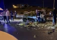 İzmir haber: Sebze yüklü kamyonet bariyerlere çarptı, 3 kişi araçta sıkıştı