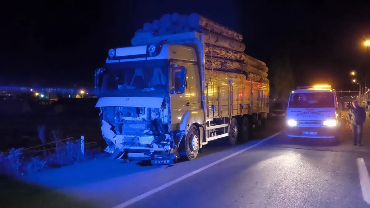 Kars’ta feci kaza! Kereste yüklü kamyonla çarpışan otomobilde sürücü hayatını kaybetti haberinin görseli