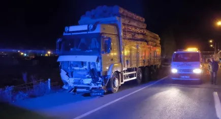 Kars’ta feci kaza! Kereste yüklü kamyonla çarpışan otomobilde sürücü hayatını kaybetti