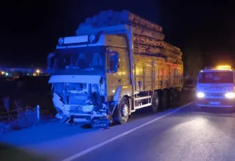 Kars’ta feci kaza! Kereste yüklü kamyonla çarpışan otomobilde sürücü hayatını kaybetti