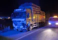 Kars’ta feci kaza! Kereste yüklü kamyonla çarpışan otomobilde sürücü hayatını kaybetti