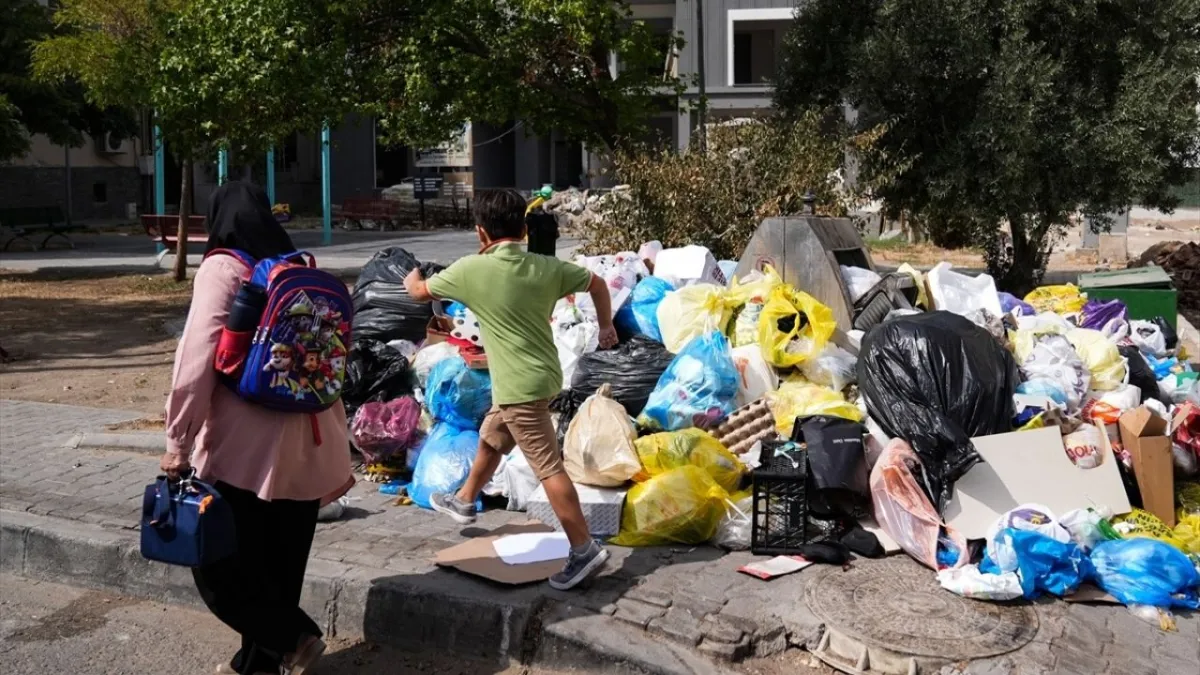 Karşıyaka’da çöp dağları büyüyor: Eylem bitti, koku bitmedi vatandaş isyanda! haberinin görseli
