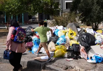 Karşıyaka’da çöp dağları büyüyor: Eylem bitti, koku bitmedi vatandaş isyanda!