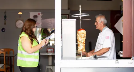 Narlıdere Belediyesi ekipleri sahaya indi: Esnafın talepleri yerinde dinleniyor